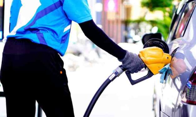 Na lacnejší benzín a naftu si ešte počkáme – kedy sa očakáva pokles cien?