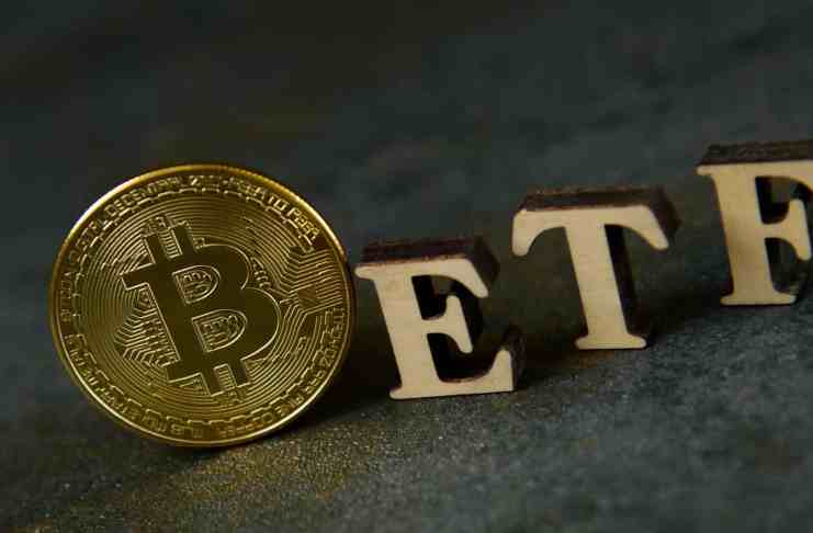 Prílevy do bitcoinových ETF lámu rekordy – odrazí sa to na cene?