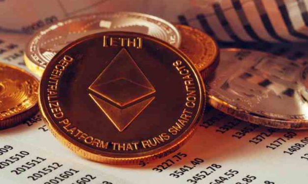 Poplatok za Ethereum klesol o 90 % od novembra 2021, ETH vykazuje koreláciu so S&P 500