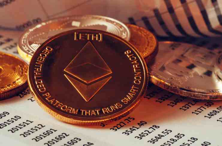 Poplatok za Ethereum klesol o 90 % od novembra 2021, ETH vykazuje koreláciu so S&P 500