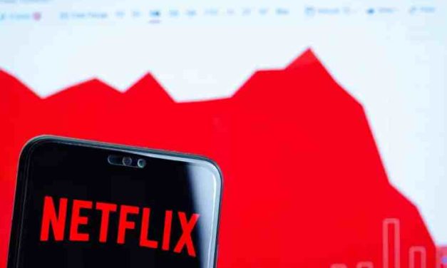 Akcie Netflixu sa prepadli o 25 %! Počet predplatiteľov klesá