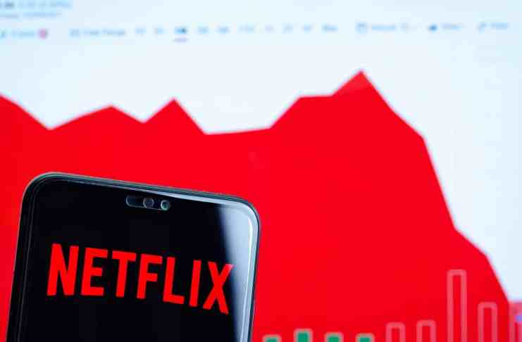 Akcie Netflixu sa prepadli o 25 %! Počet predplatiteľov klesá