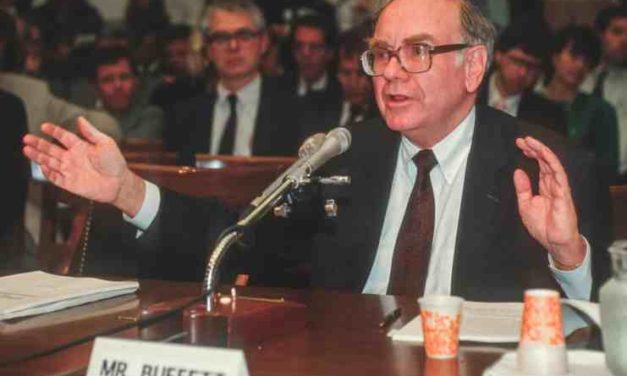 Warren Buffett a Charlie Munger kritizujú kryptomeny: “Sú to hlúpe a bezcenné aktíva!”