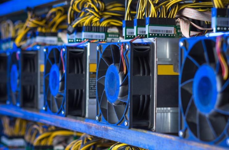 Výnosy z ťažby BTC a ETH klesli na nové minimum roku 2022