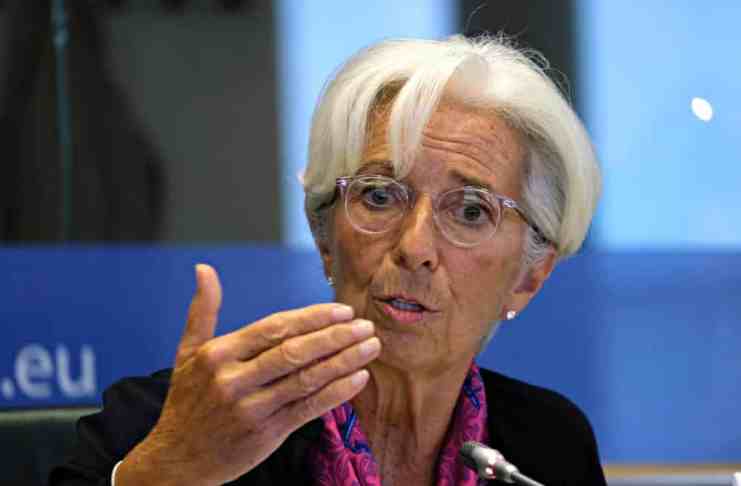 ECB budúci mesiac zvýši úrokovú sadzbu, euro aj akcie klesajú