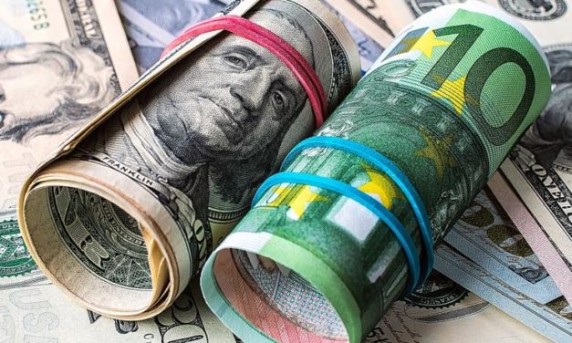 Kurz eura voči doláru je na 5-ročnom minime. Prečo euro padá?