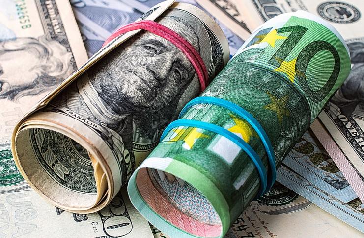 Kurz eura voči doláru je na 5-ročnom minime. Prečo euro padá?