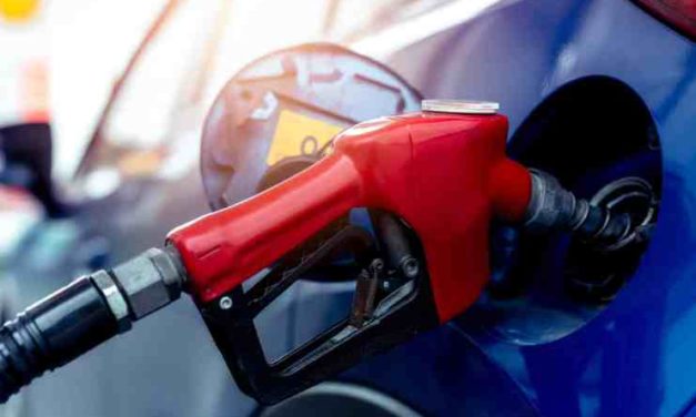 Prečo cena nafty stúpa rýchlejšie ako benzín?