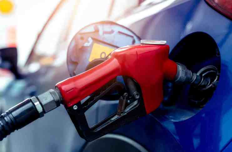 Prečo cena nafty stúpa rýchlejšie ako benzín?