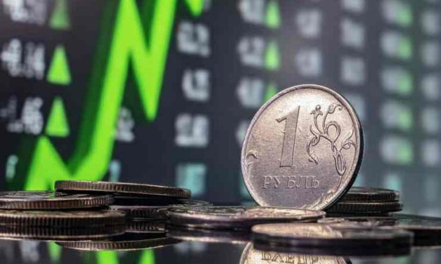 Ako to je možné? Ekonómovia si lámu hlavu nad tým, prečo ruský rubeľ najvýkonnejšou menou na svete