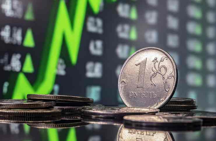 Ako to je možné? Ekonómovia si lámu hlavu nad tým, prečo ruský rubeľ najvýkonnejšou menou na svete