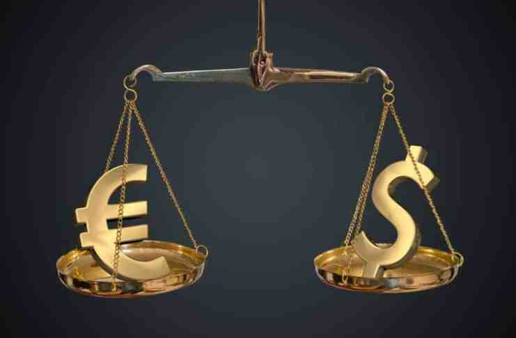 Historický okamih: euro dnes dosiahlo paritu s dolárom. Pre trhy je to negatívny signál