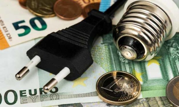 Pozor! V roku 2023 nás čaká rapídny nárast cien elektriny. O koľko si priplatíme?