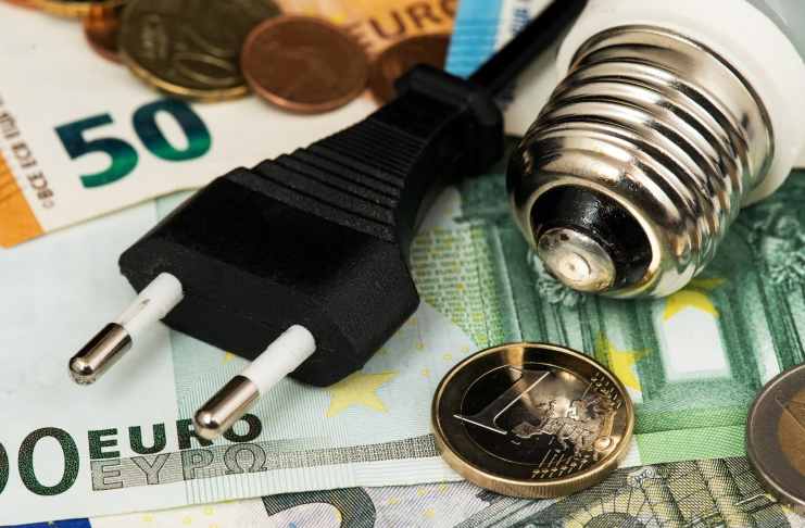 Pozor! V roku 2023 nás čaká rapídny nárast cien elektriny. O koľko si priplatíme?