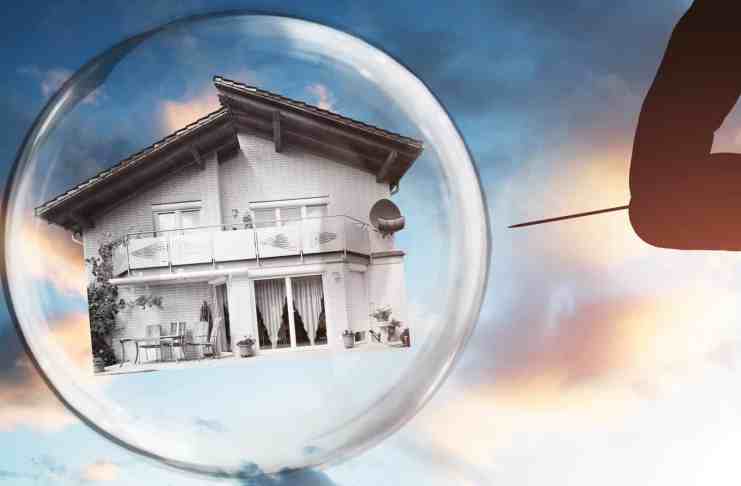 Začala praskať bublina? Ceny nehnuteľností klesajú