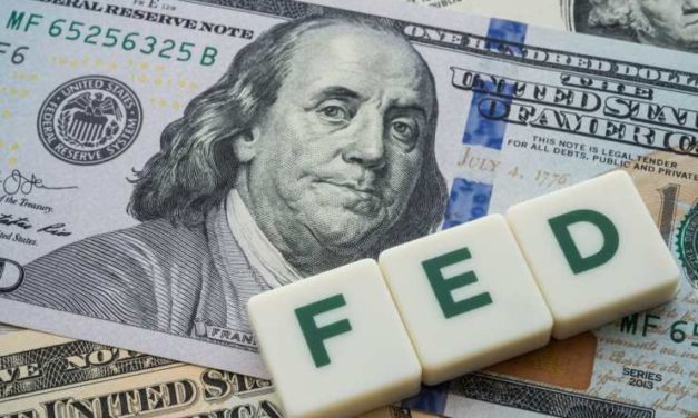 Peter Schiff: „Trhy stále fungujú na základe falošnej dôvery vo FED!“