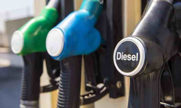 Nafta je stále drahšia ako benzín. Prečo sa rozdiel bude zväčšovať?