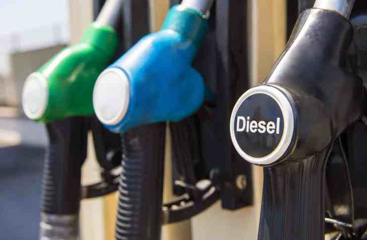 Nafta je stále drahšia ako benzín. Prečo sa rozdiel bude zväčšovať?