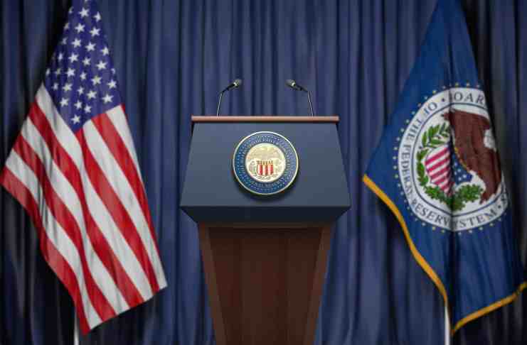 Fed chce, aby ste prišli o peniaze v akciách a kryptomenách