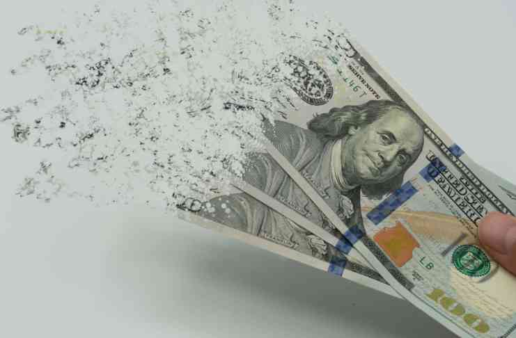Peniaze, ktoré používame, sú podvod, tvrdí dlhoročný burzový expert