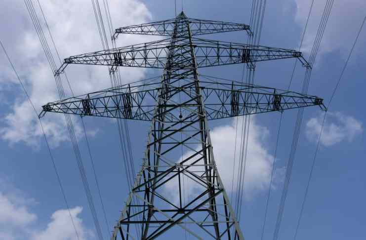 Cena elektriny na burze výrazne poklesla, naďalej ale hrozí, že budeme platiť aj o 100 % viac