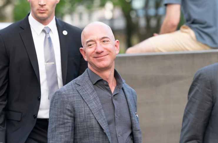 Miliardár Jeff Bezos varuje pred recesiou, na toto sa majú ľudia pripraviť!