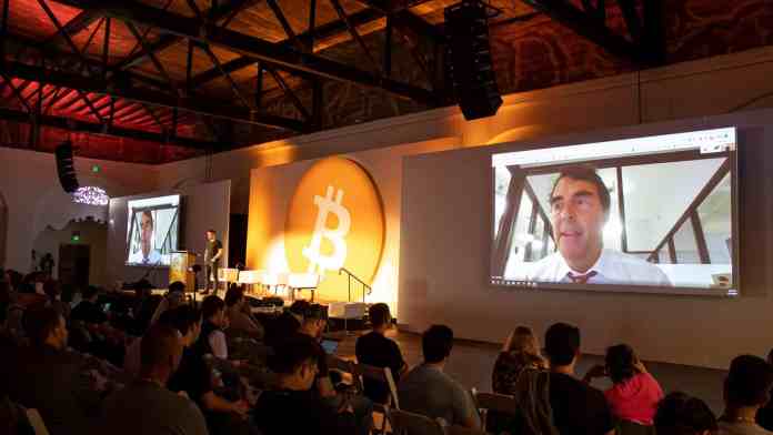 Tim Draper na bitcoinovej konferencii. 