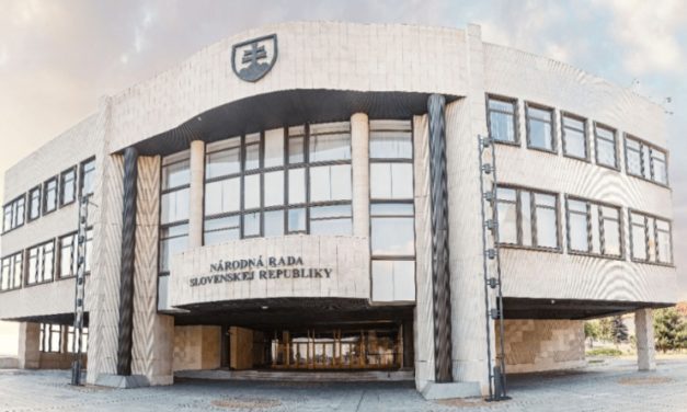 Na Slovensku vyvolala rozruch zmena ústavy. Hotovosť čakajú zmeny