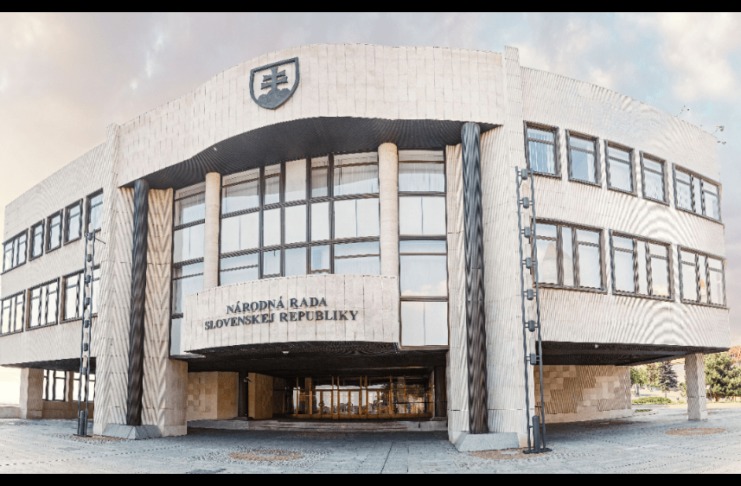 Na Slovensku vyvolala rozruch zmena ústavy. Hotovosť čakajú zmeny