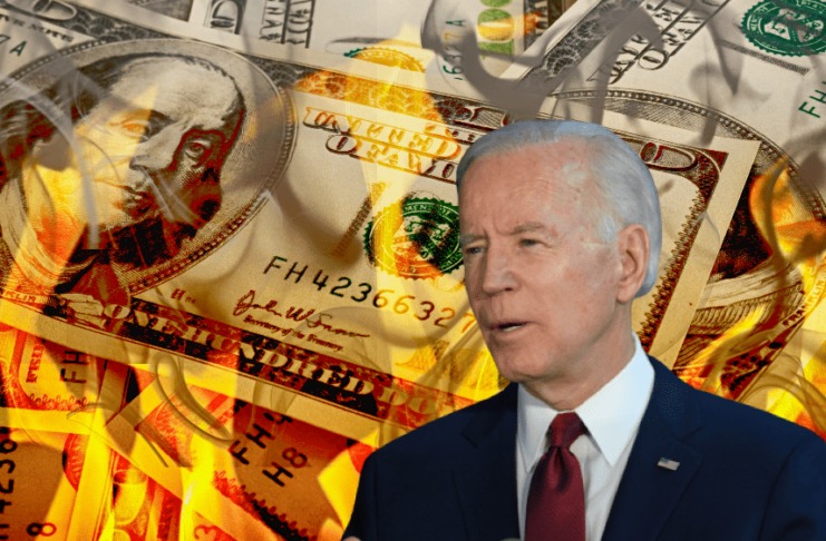 Ekonómovia varujú: Joe Biden definitívne zničil dolár