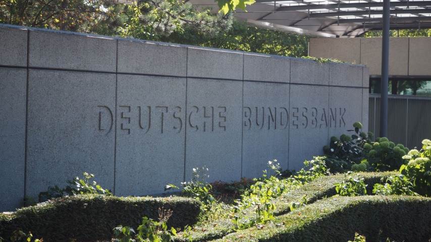 Nemecká Bundesbank sa topí v problémoch