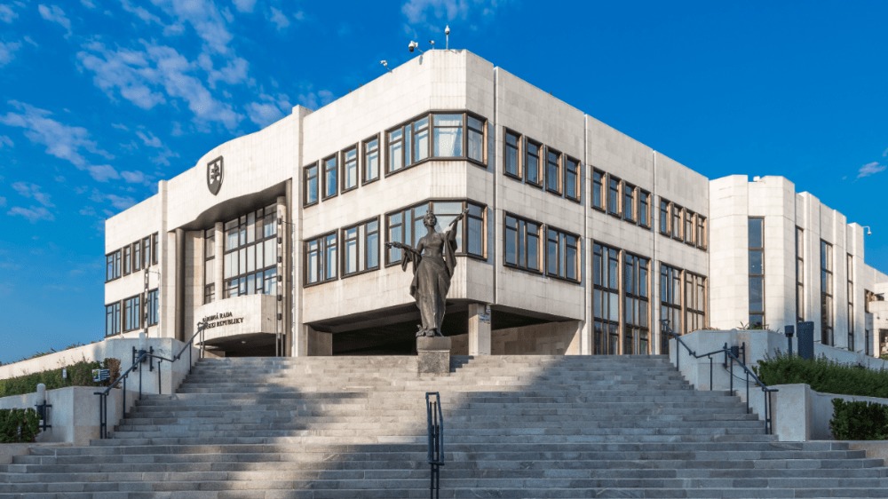 Vláda schválila takmer miliardovú štátnu pomoc. Vieme kto sa z nej bude na Slovensku radovať