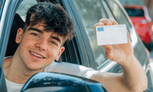 Slováci budú môcť získať príspevok na vodičák. Autoškolu budú mať úplne zadarmo