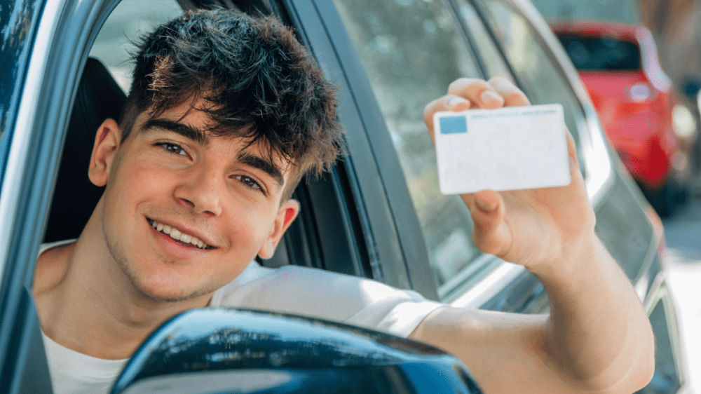 Slováci budú môcť získať príspevok na vodičák. Autoškolu budú mať úplne zadarmo