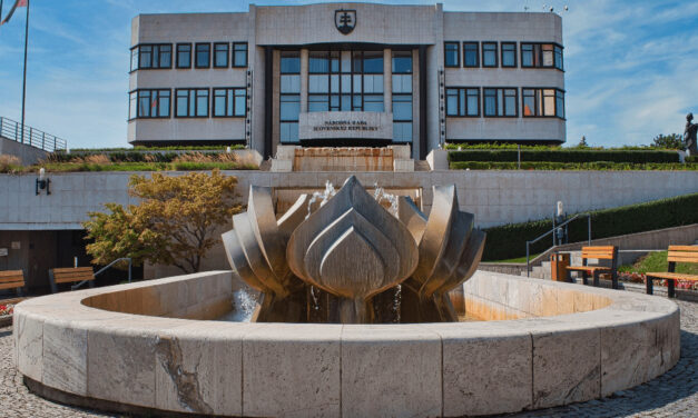 Takto vyzerajú mesačné mzdy nových poslancov: Vieme, kto zarobí najmenej