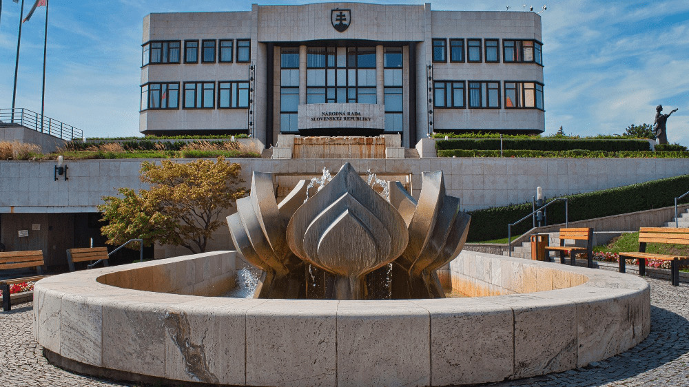 Takto vyzerajú mesačné mzdy nových poslancov: Vieme, kto zarobí najmenej