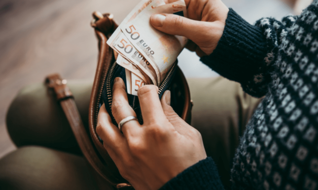 Viac ako 60-tisíc Slovákov dostane v októbri vyššie dávky: Sumy porastú o desiatky eur (PREHĽAD)