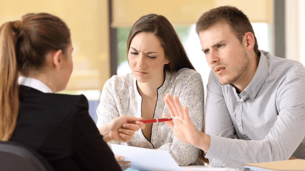 Známa banka porušila práva svojich klientov. Bez súhlasu presunula ich účty