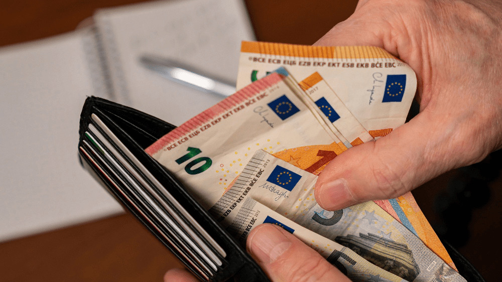 Vieme, o koľko eur si Slováci prilepšia. Čistá minimálna mzda sa v januári 2024 zmení