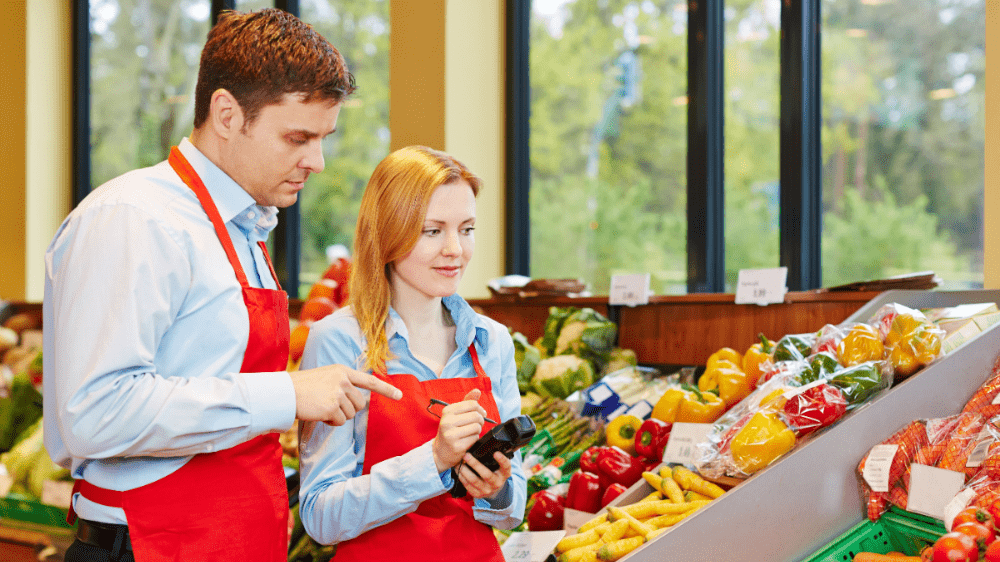 Slováci zamestnaní v obchodných reťazcoch zarobia menej ako ich kolegovia v zahraničí