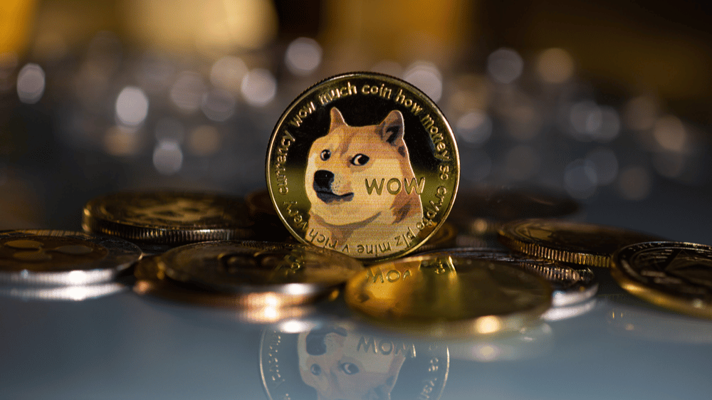 Hodnota Dogecoinu v posledných dňoch rastie. Je vhodná doba na investíciu do meme coinov?