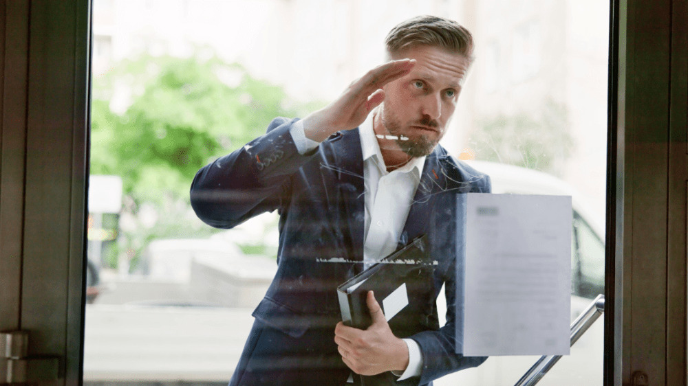 Daňoví exekútori v minulom roku vybrali stovky miliónov eur. Slováci môžu prísť aj o vodičák