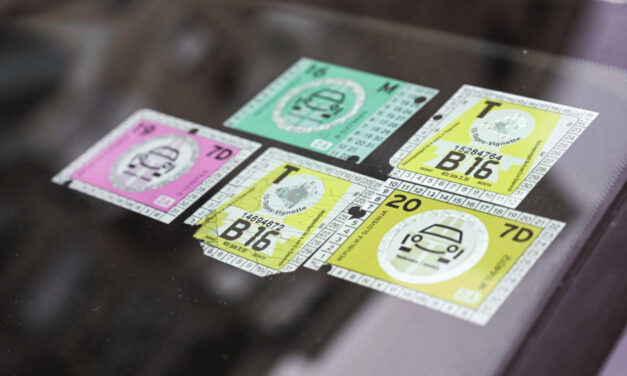 Za „nálepkový album“ na čelnom skle vám hrozí pokuta. Pozor si dávajte najmä v tejto krajine