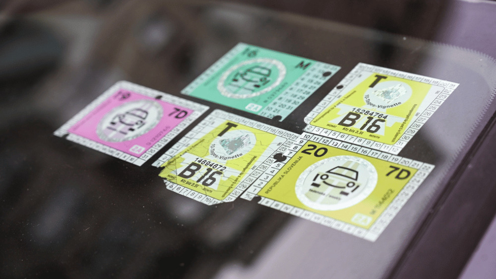 Za „nálepkový album“ na čelnom skle vám hrozí pokuta. Pozor si dávajte najmä v tejto krajine