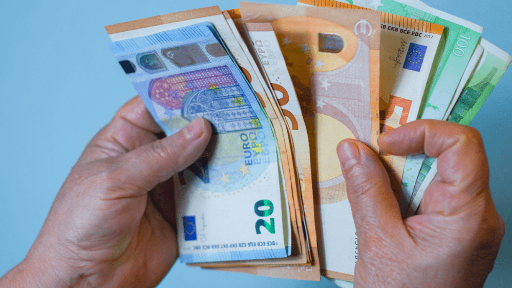 Vláda pripravuje nový príspevok. Niektorí Slováci si prilepšia až o 450 eur