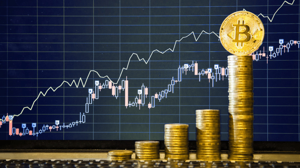 Trhová kapitalizácia Bitcoinu prekročila jeden bilión dolárov. Spolu s ním stúpajú aj ďalšie kryptomeny