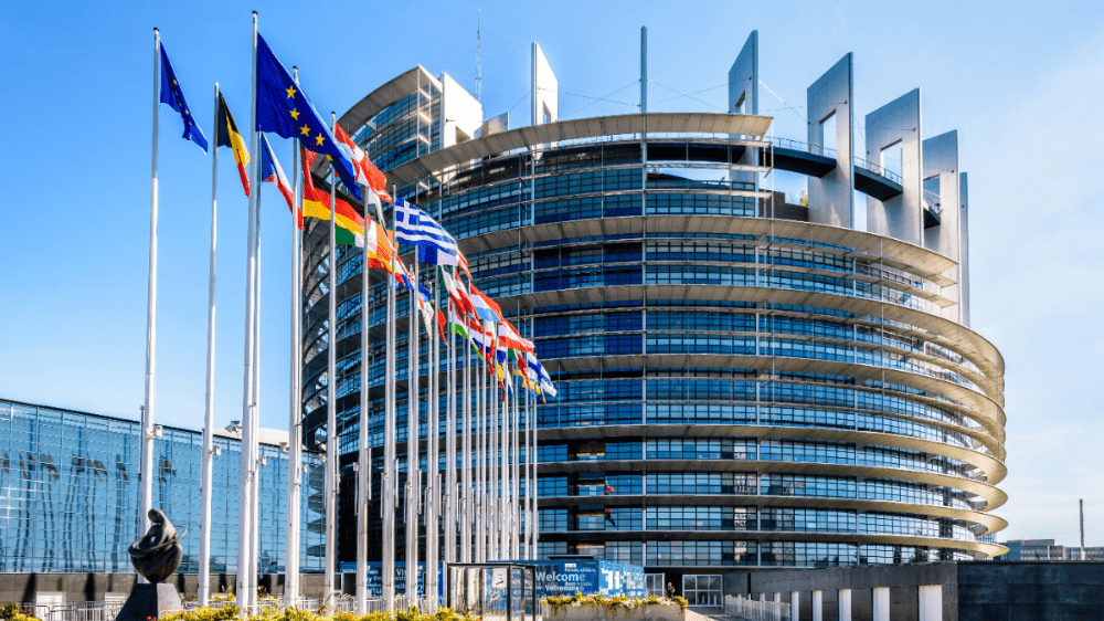 Európsky parlament schválil nový zákon. Je revolúciou v oblasti prevodu peňazí