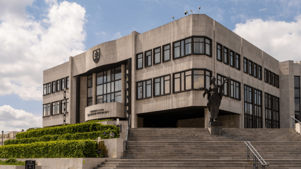 Štátni zamestnanci žiadajú od vlády vyššie platy