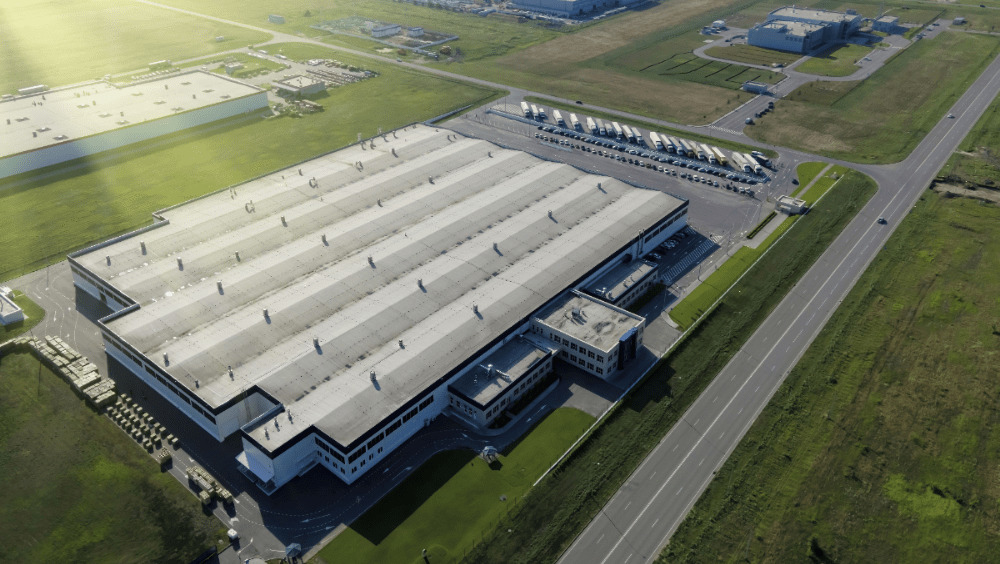 Na Slovensku vyrastie obrovská výrobná hala. Prácu si v nej nájdu stovky ľudí