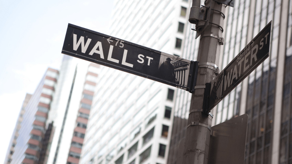 Akcie oslabujú už druhý týždeň. Investori cítia tlak a obavy